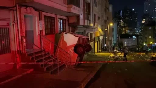 Şişli’de pazarcının panelvanı tezgahlara çarparak apartman boşluğuna düştü