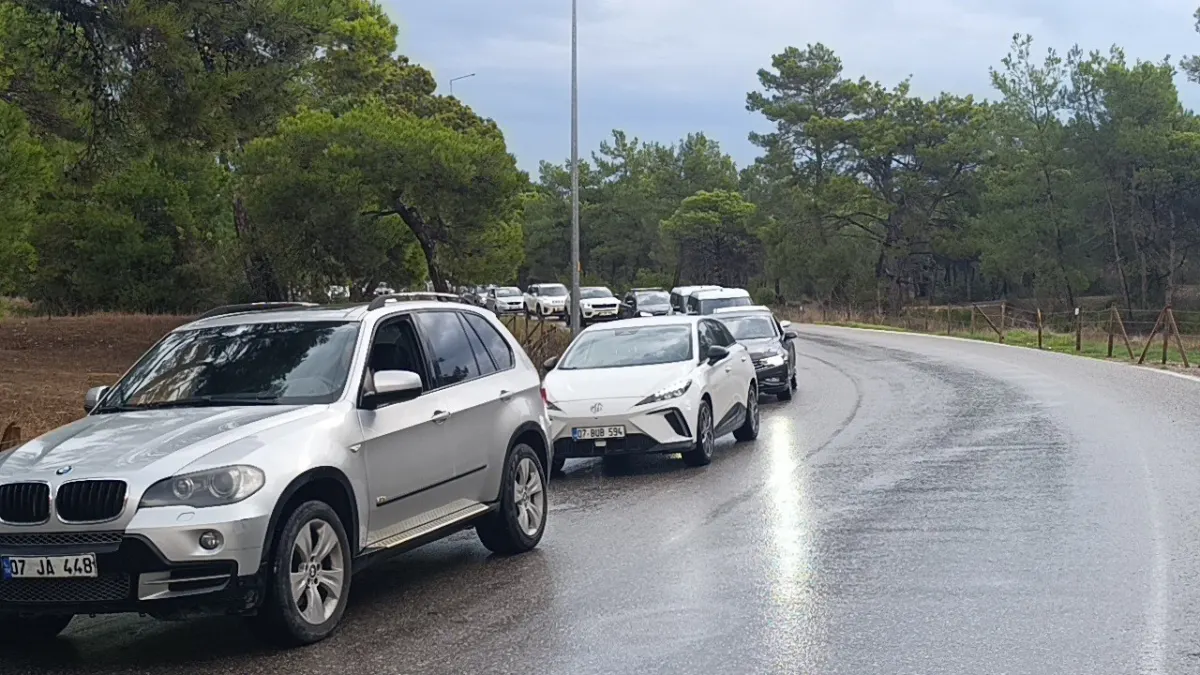Antalya'da servis midibüsü ile otomobil çarpıştı: Sürücü araçta sıkıştı 4