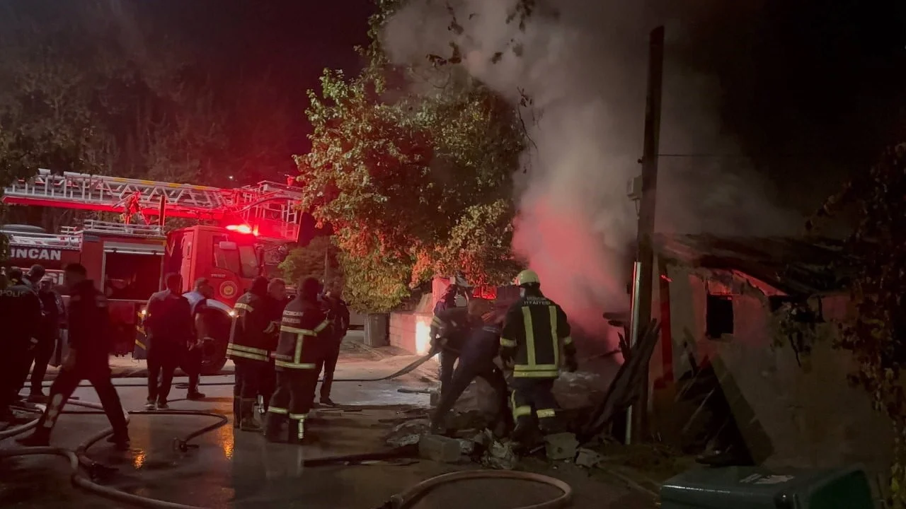 ERZİNCAN’DA MÜSTAKİL BİR EVİN ODUNLUK BÖLÜMÜNDE ÇIKAN YANGIN, İTFAİYE EKİPLERİNCE ÇEVRE BİNALARA...