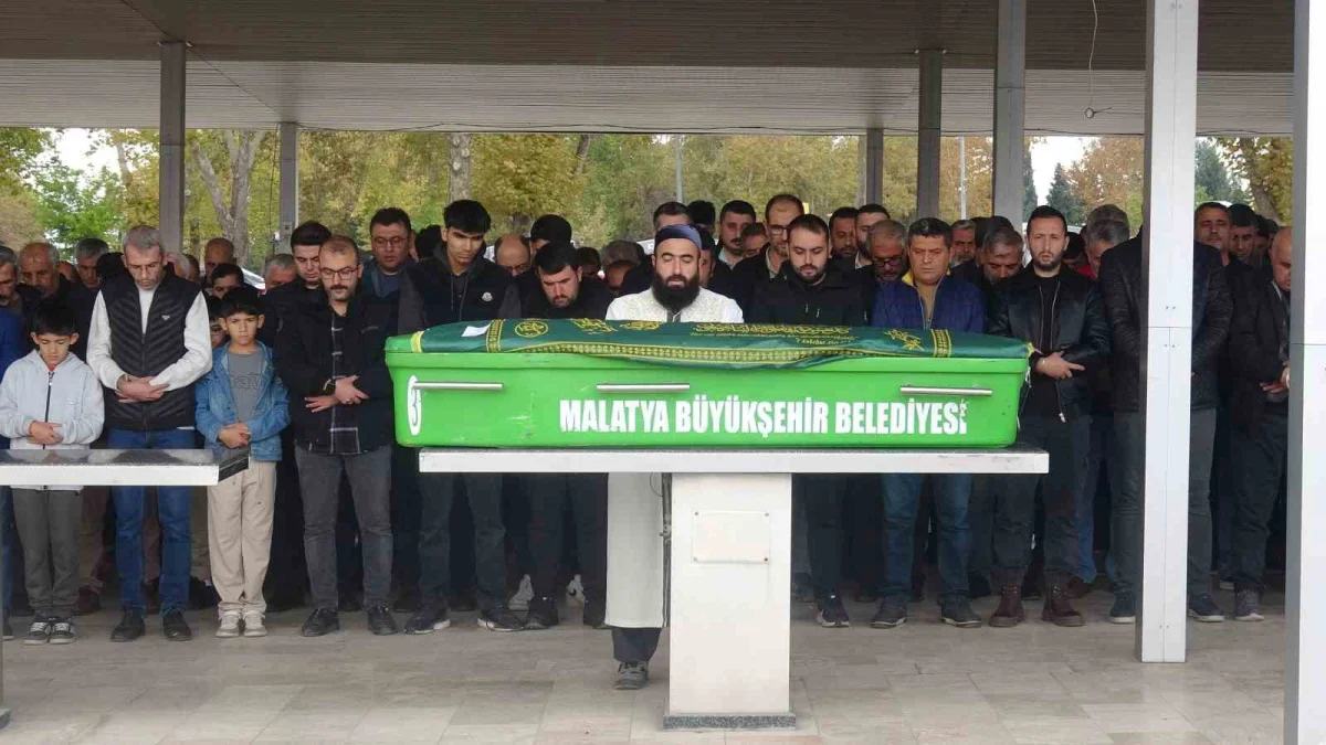Bisiklet kazasında hayatını kaybeden adliye çalışanı Malatya'da defnedildi 1