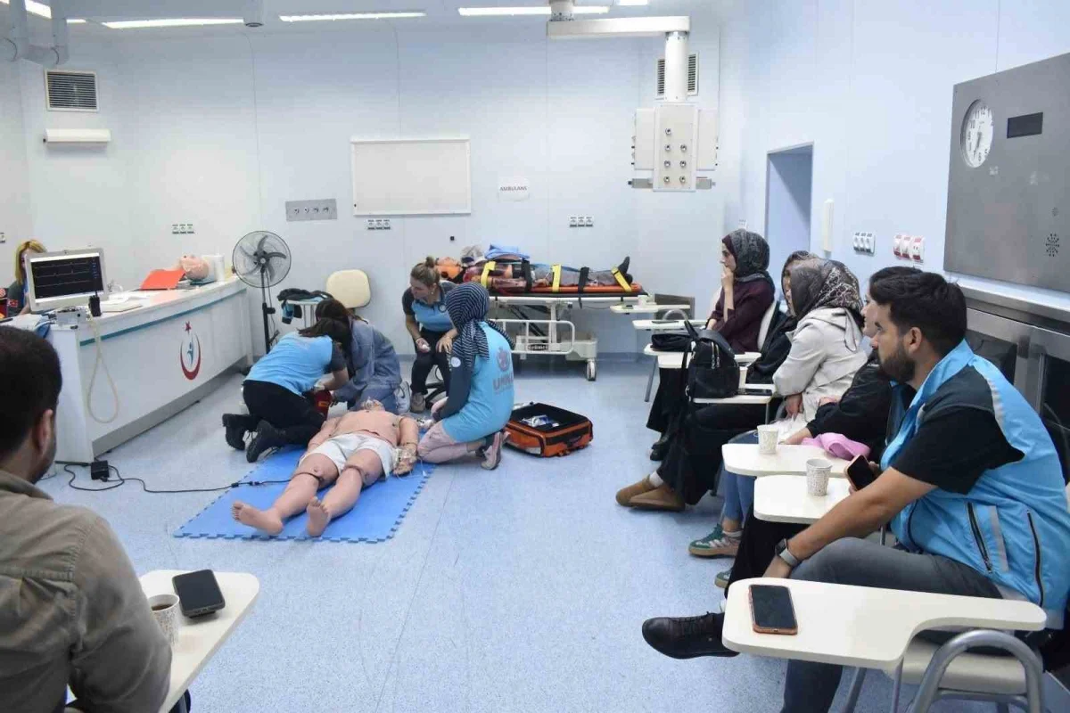 Elazığ'da UMKE personeline kritik ileri yaşam desteği eğitimi 2