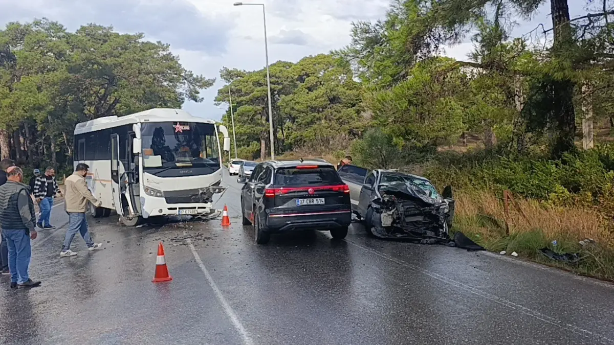 Antalya'da servis midibüsü ile otomobil çarpıştı: Sürücü araçta sıkıştı 1