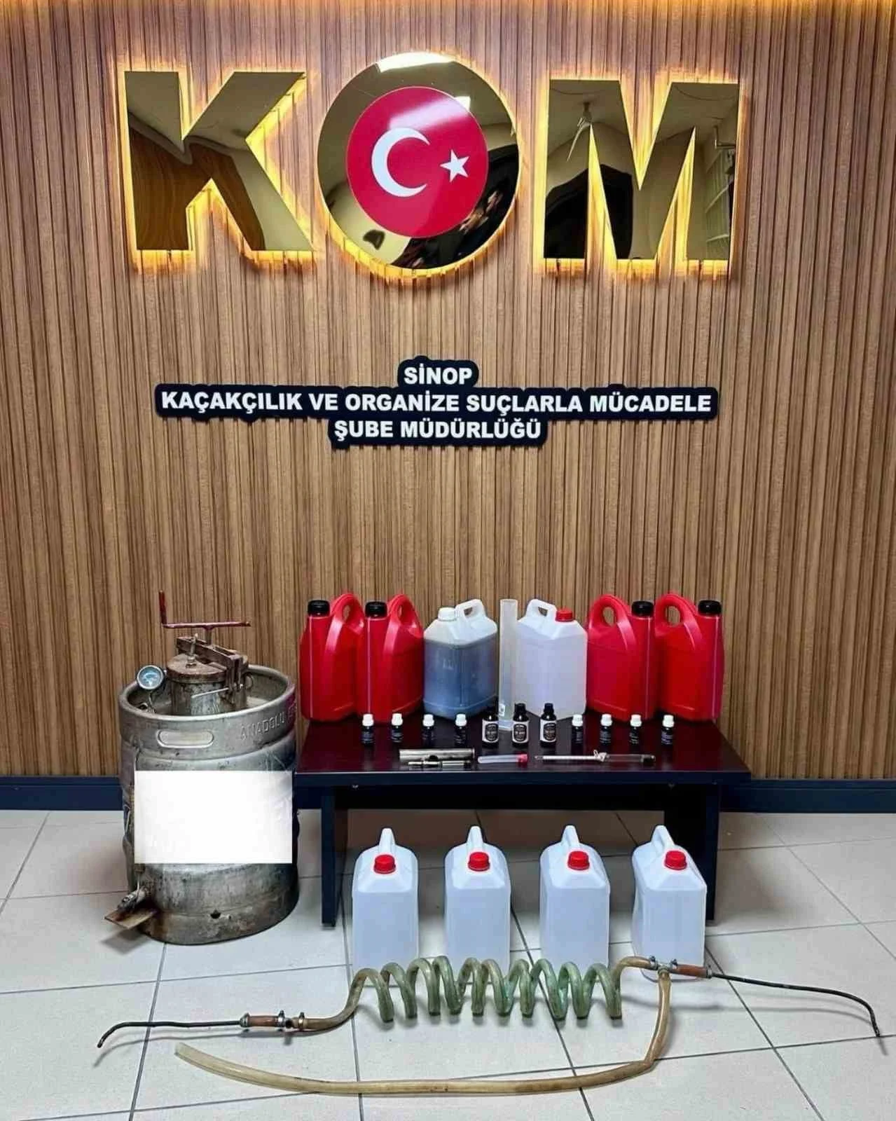 SİNOP’UN GERZE İLÇESİNDE BİR İŞ YERİNDE YAPILAN ARAMADA 45 LİTRE ETİL ALKOL, 5 LİTRE SAHTE ALKOL...