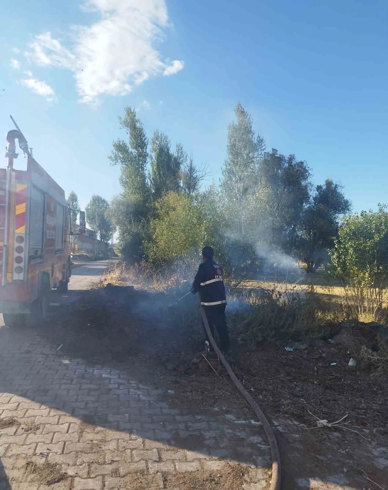 VAN'IN GEVAŞ İLÇESİNDE ÇIKAN ÖRTÜ ÜSTÜ YANGIN, İTFAİYE EKİPLERİ TARAFINDAN...
