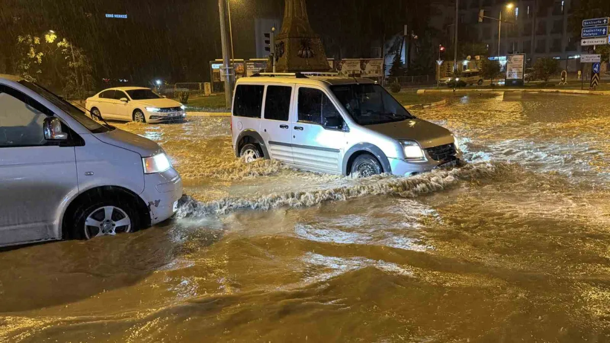 Adıyaman'da şiddetli sağanak hayatı felç etti: Araçlar göle dönen yollarda mahsur kaldı 2