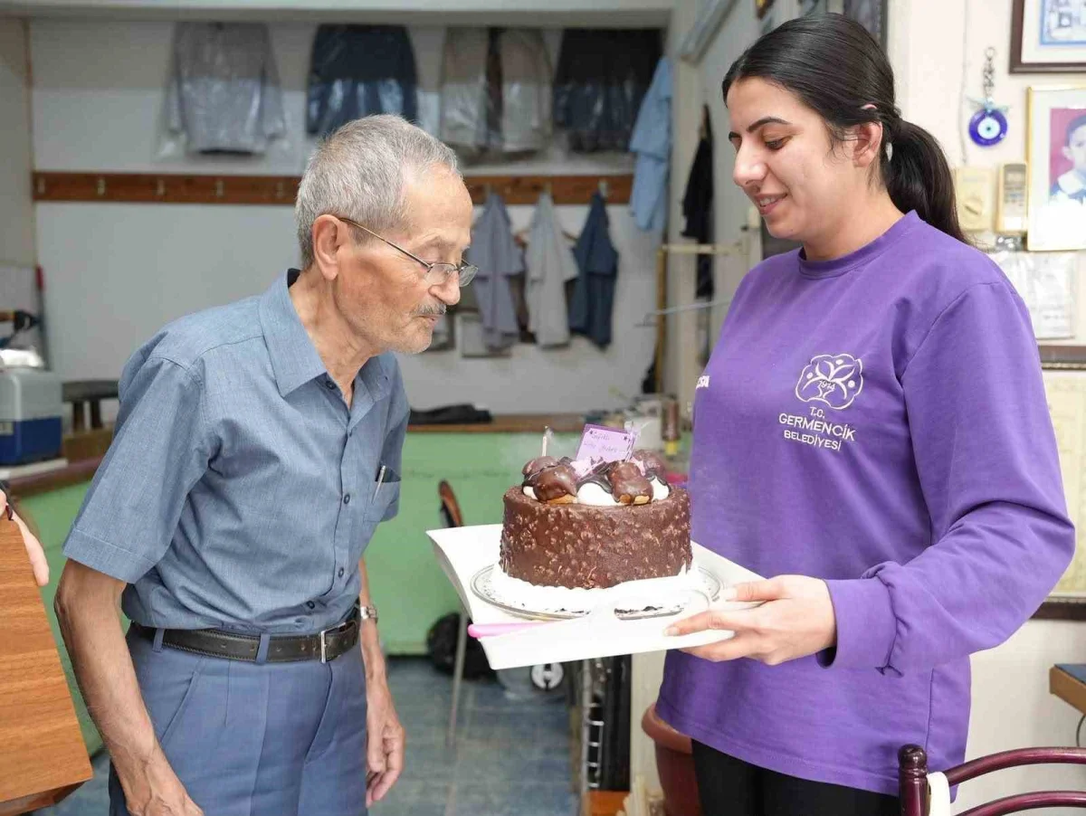 Germencik'te 67 yıllık terzi İsmail Gülcan'a doğum gününde anlamlı jest 1