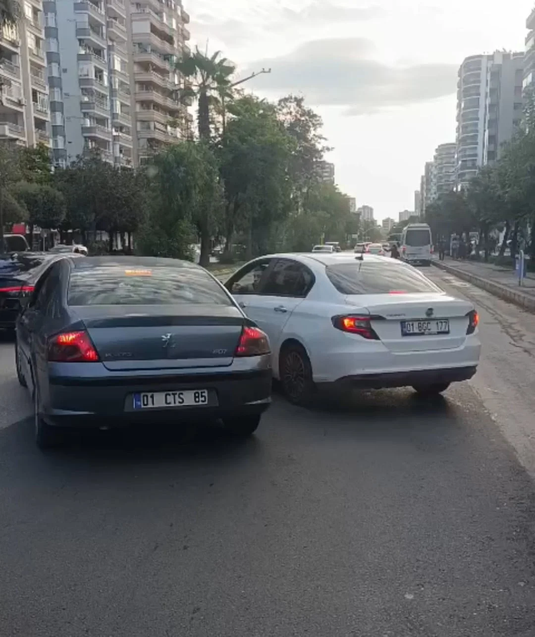 ADANA’DA TRAFİKTE TARTIŞAN İKİ SÜRÜCÜ, 180 BİN LİRALIK CEZAYI YEMEMEK İÇİN ARAÇLARINDAN...