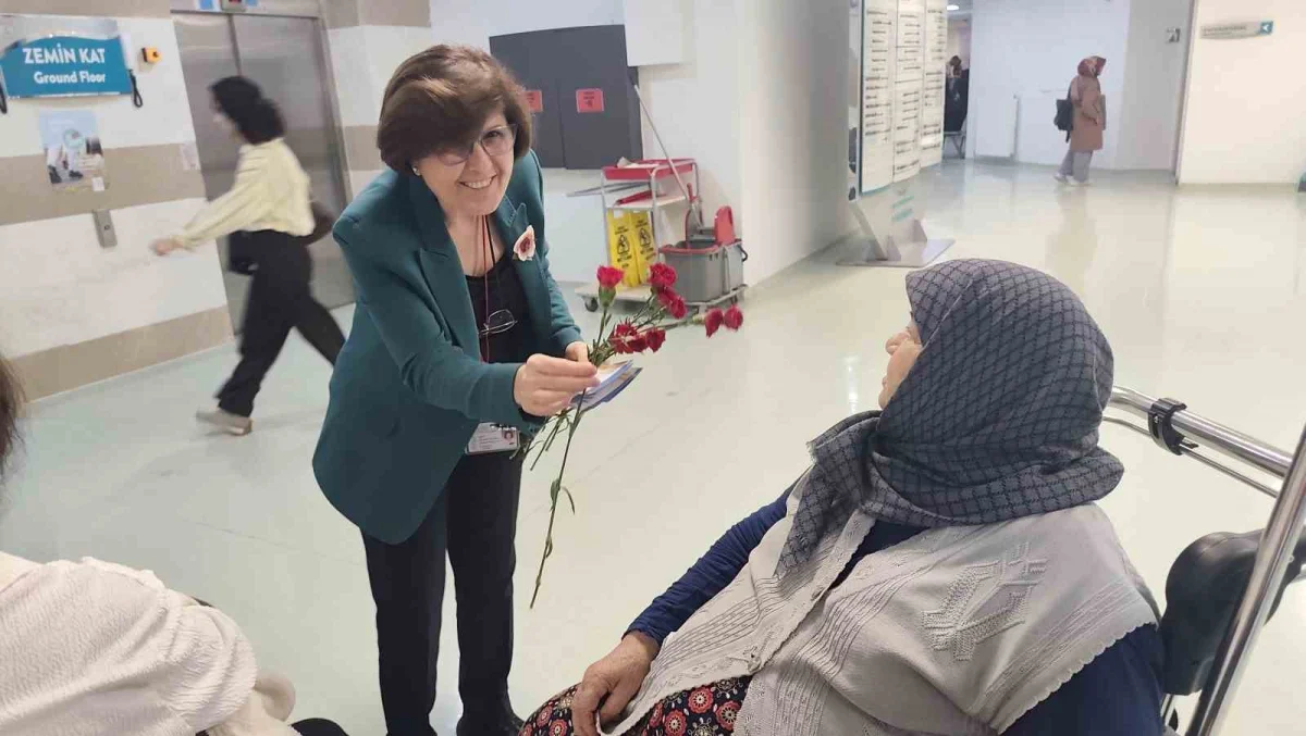 Hafsa Sultan Hastanesi'nde Hasta Hakları Günü karanfillerle kutlandı 5