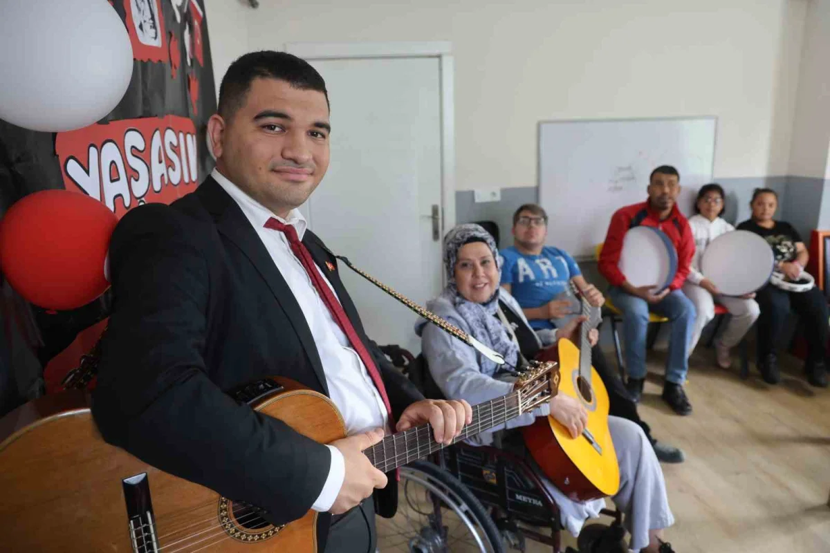 Oyuncak gitarla müziğe başlayan otizmli Ertuğrul artık özel bireylere eğitim veriyor 1
