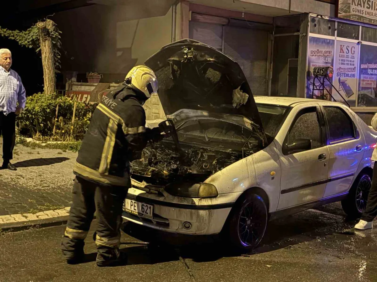 Kayseri'de kontağa basılan otomobil alev alev yandı 2