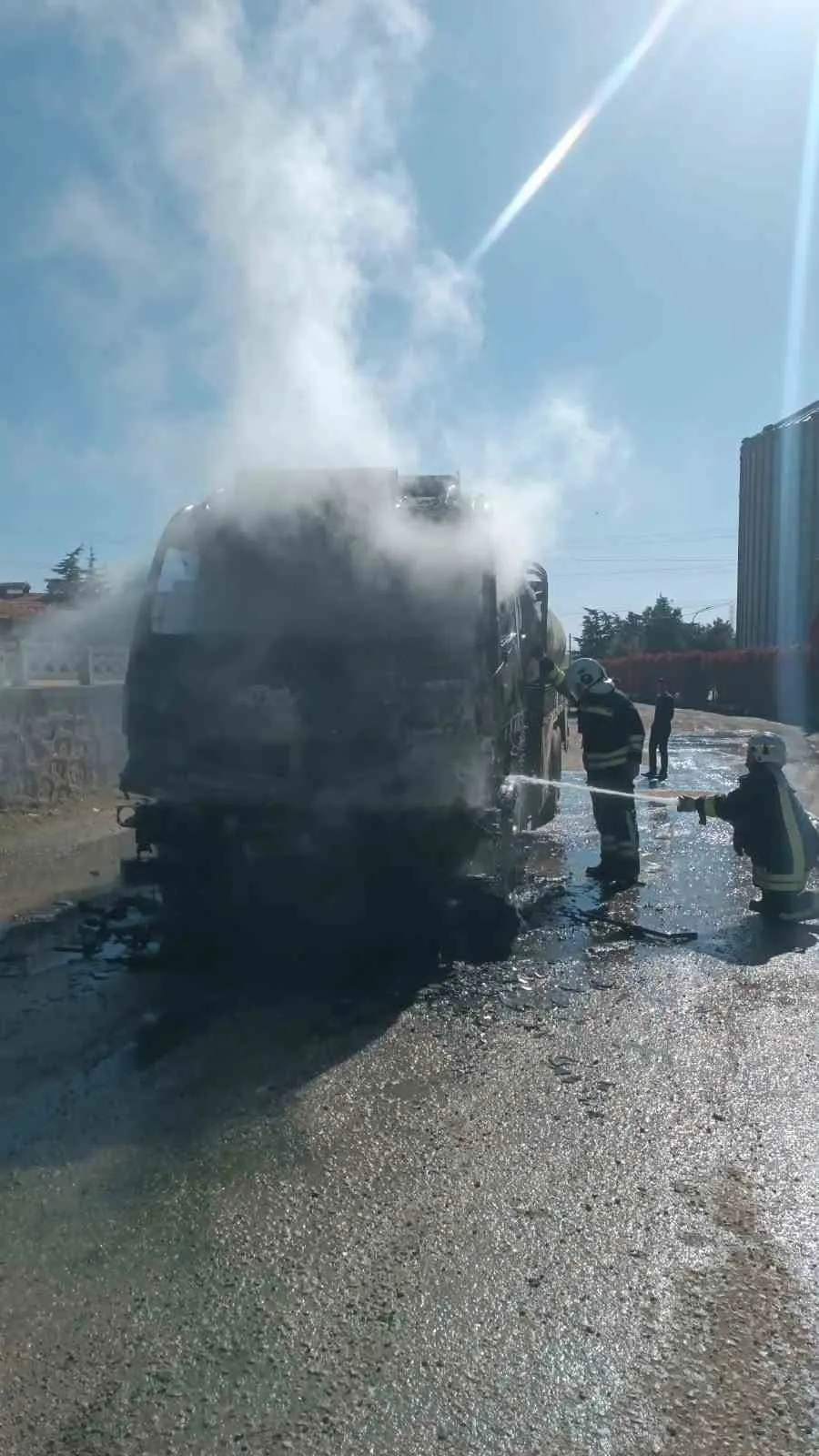 Afyonkarahisar'da alevlere teslim olan boş yakıt tankeri küle döndü 1