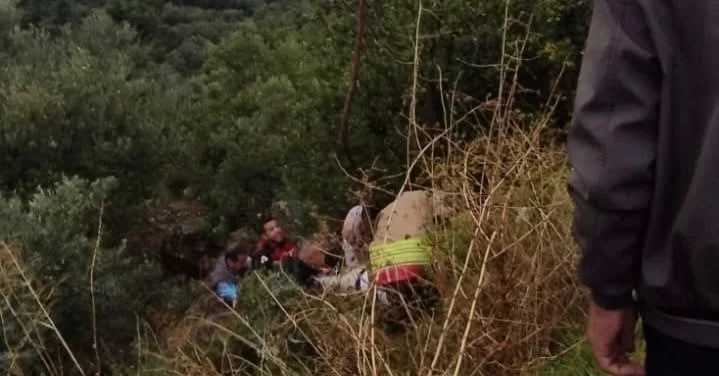 Hatay'ın Defne ilçesinde kayalıklardan düşen kişi kurtarıldı 2