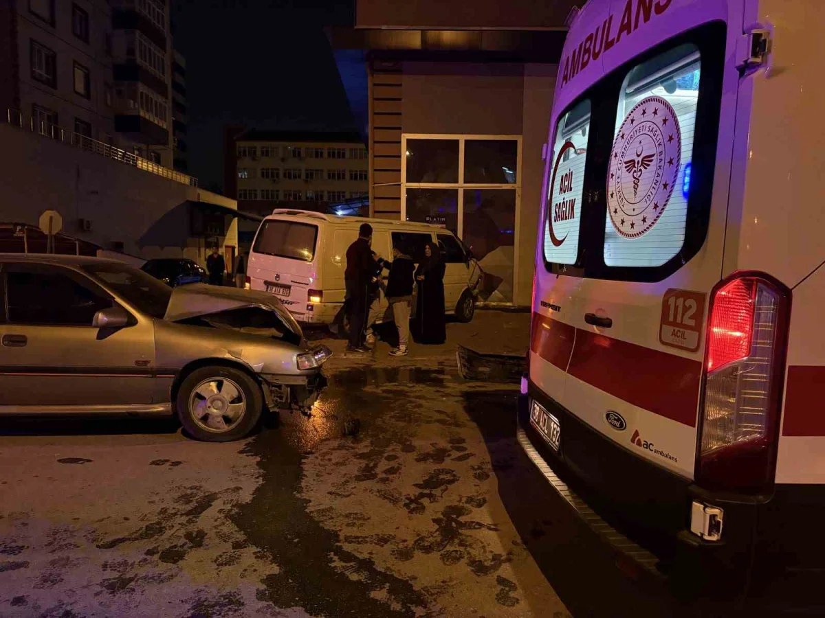 Kayseri'de minibüs ile otomobil çarpıştı: Savrulan araç dükkana daldı 2