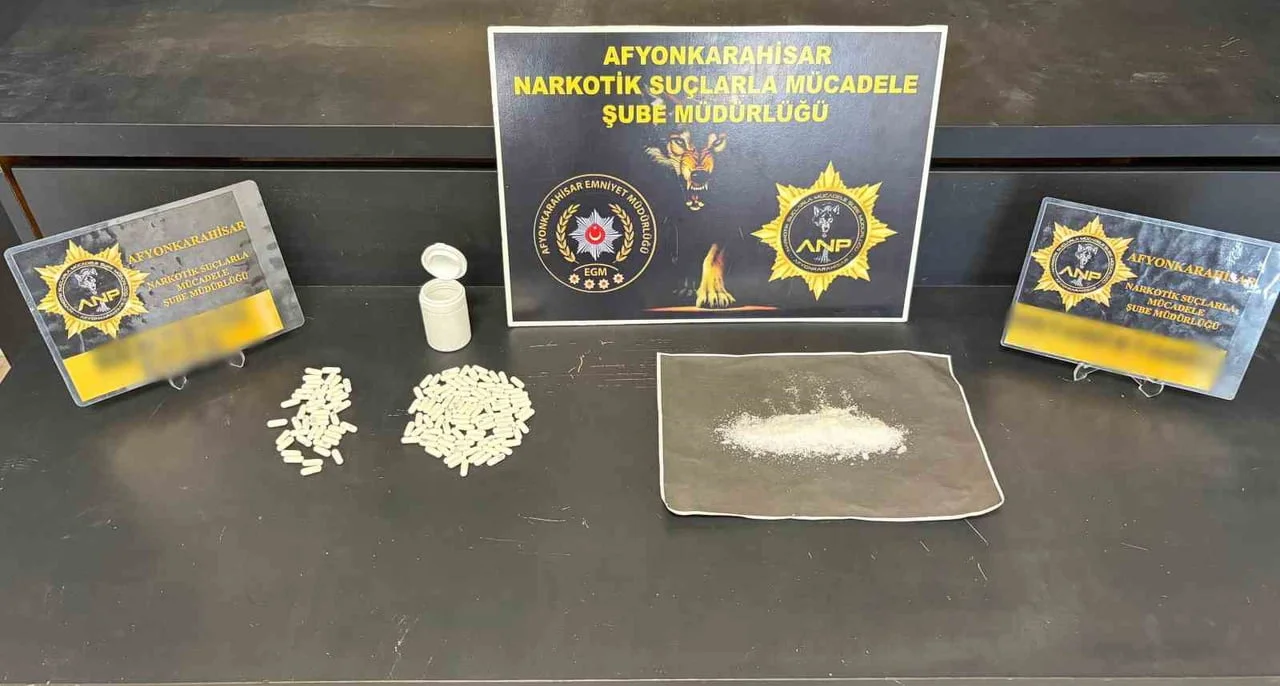AFYONKARAHİSAR’DA ŞÜPHE ÜZERİNE DURDURULAN BİR OTOMOBİLDE UYUŞTURUCU MADDE İLE YAKALANAN 1 KİŞİ...