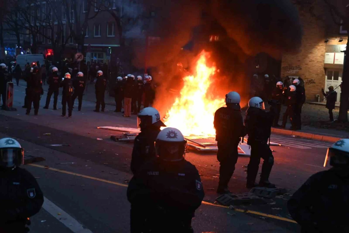Hamburg'da binlerce gencin zorunlu askerlik protestosu çatışmayla bitti 2