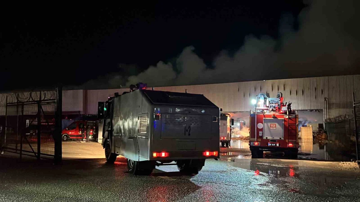Mersin'de yıldırım düşen antrepoda çıkan yangın kontrol altına alındı 4