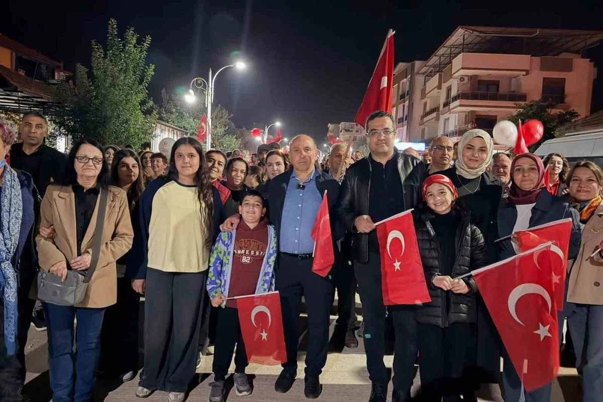 Sarıgöl'de Cumhuriyet'in 103. yıl dönümü fener alayıyla kutlandı 3