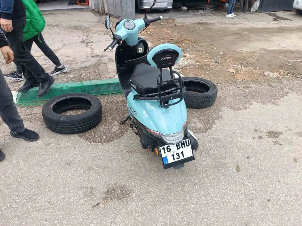 Bursa'da motosiklet yayaya çarptı: o anlar kamerada 2