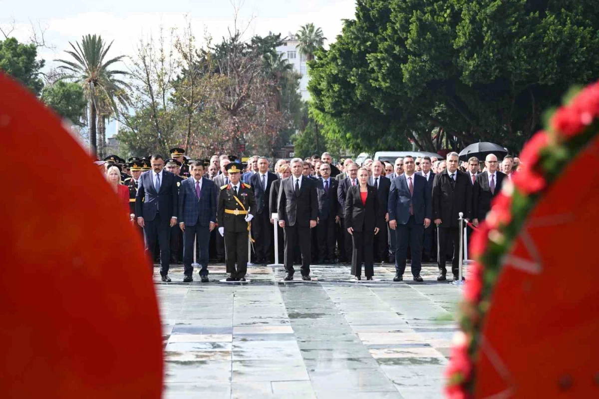 Antalya'da Cumhuriyet Bayramı kutlamaları çelenk sunumuyla başladı 2