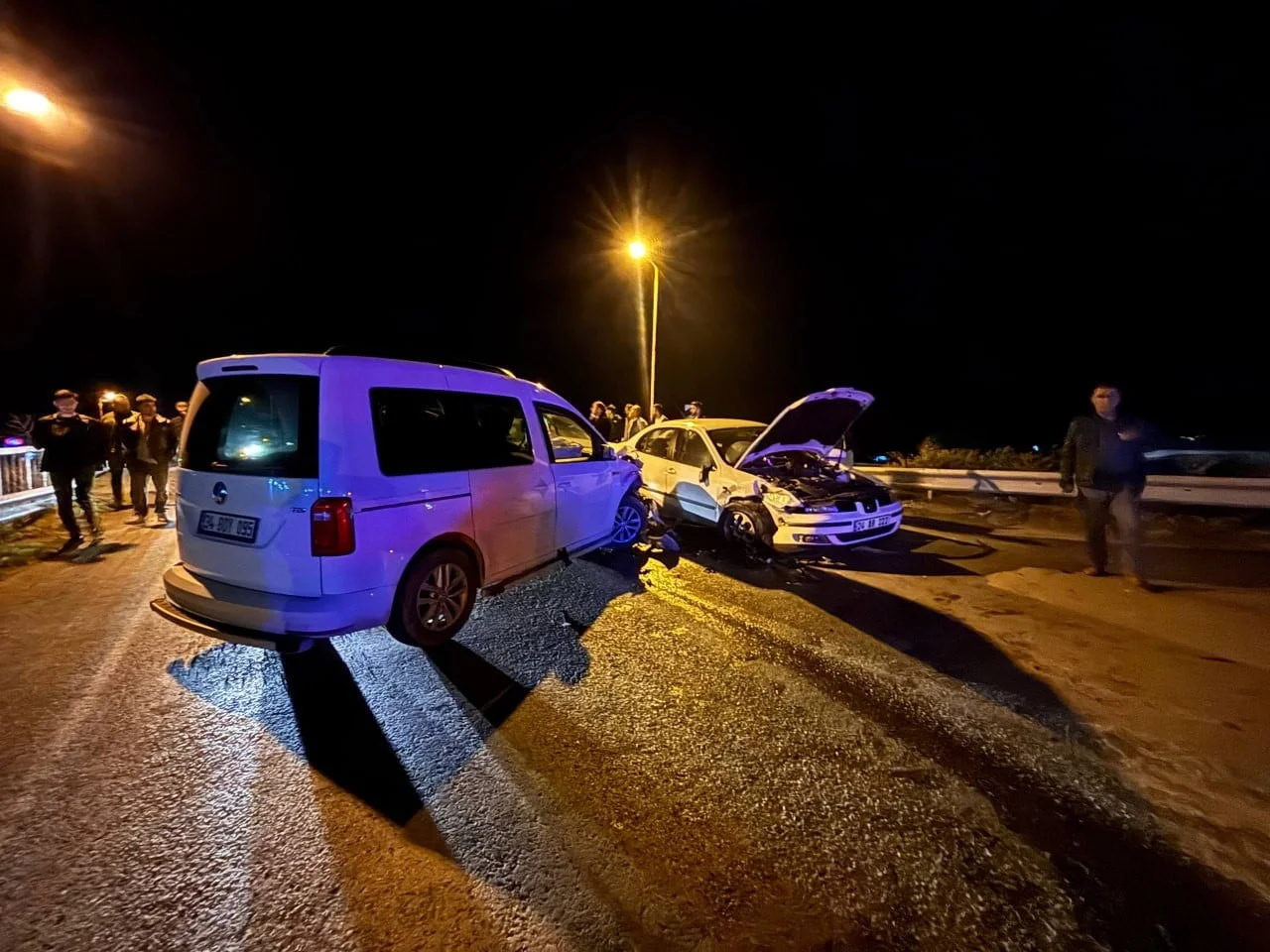 ERZİNCAN’DA HAFİF TİCARİ ARAÇ İLE OTOMOBİL ÇARPIŞTI: 2 YARALI