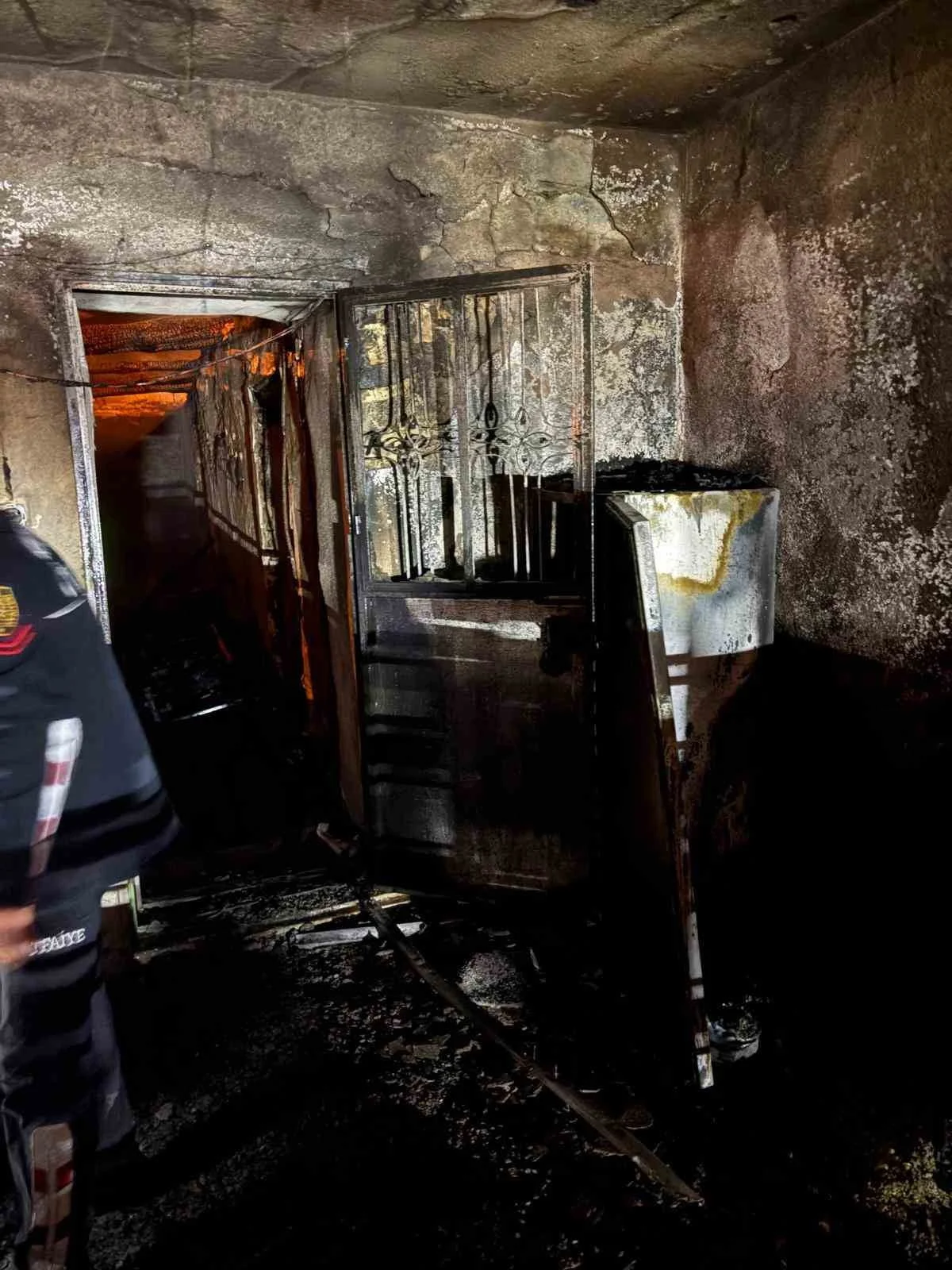 KARACASU’DAKİ YANGINDA 3 KİŞİ YARALANDI