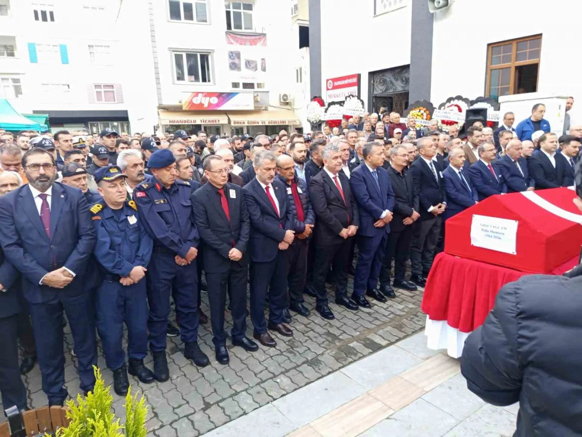 Trabzon'da kalp krizi geçiren polis memuru Şahin Sağlam son yolculuğuna uğurlandı 2
