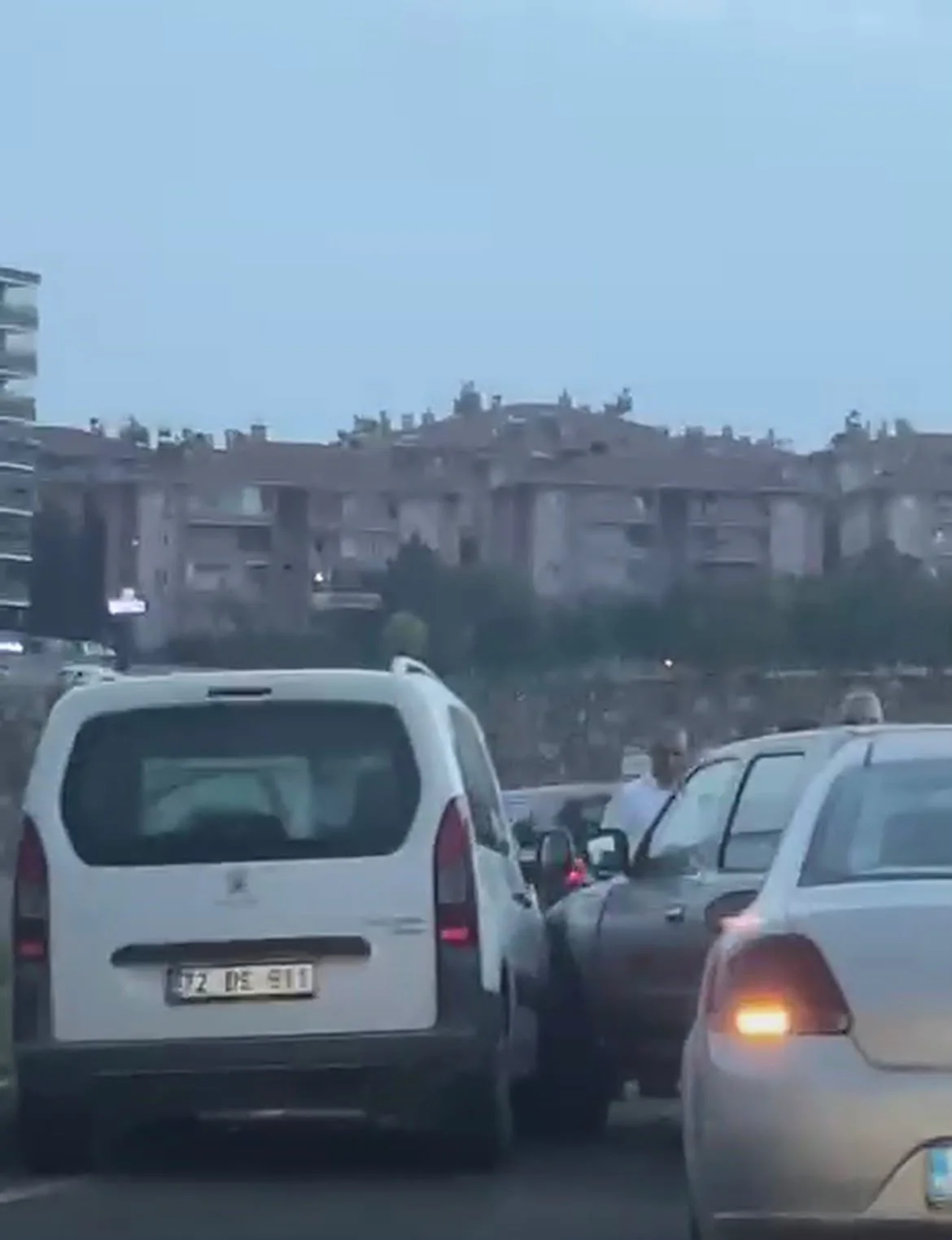 Batman'da köprülü kavşakta zincirleme kaza: Üç araç birbirine girdi 2