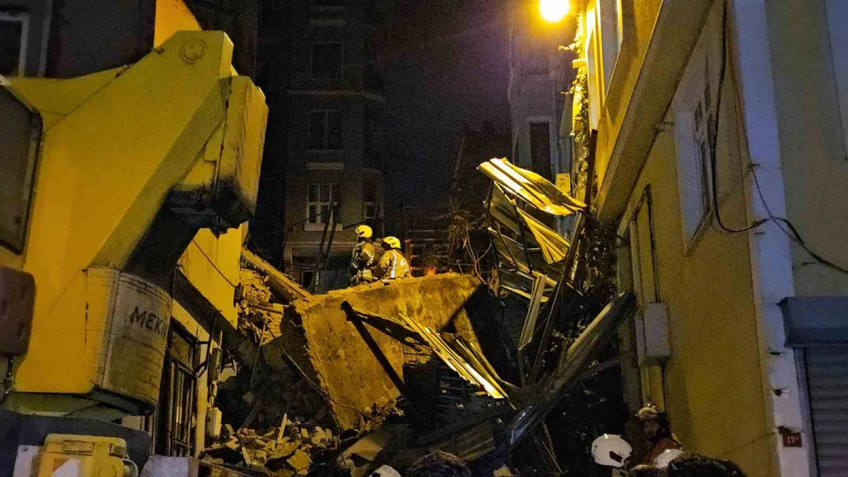 Beyoğlu'nda 5 katlı bina çöktü: Enkazda arama çalışmaları sürüyor 2