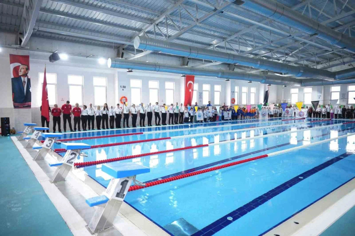 Yenişehir'de ilk kez düzenlenen Cumhuriyet Kupası'nda minik yüzücüler kulaç attı 2