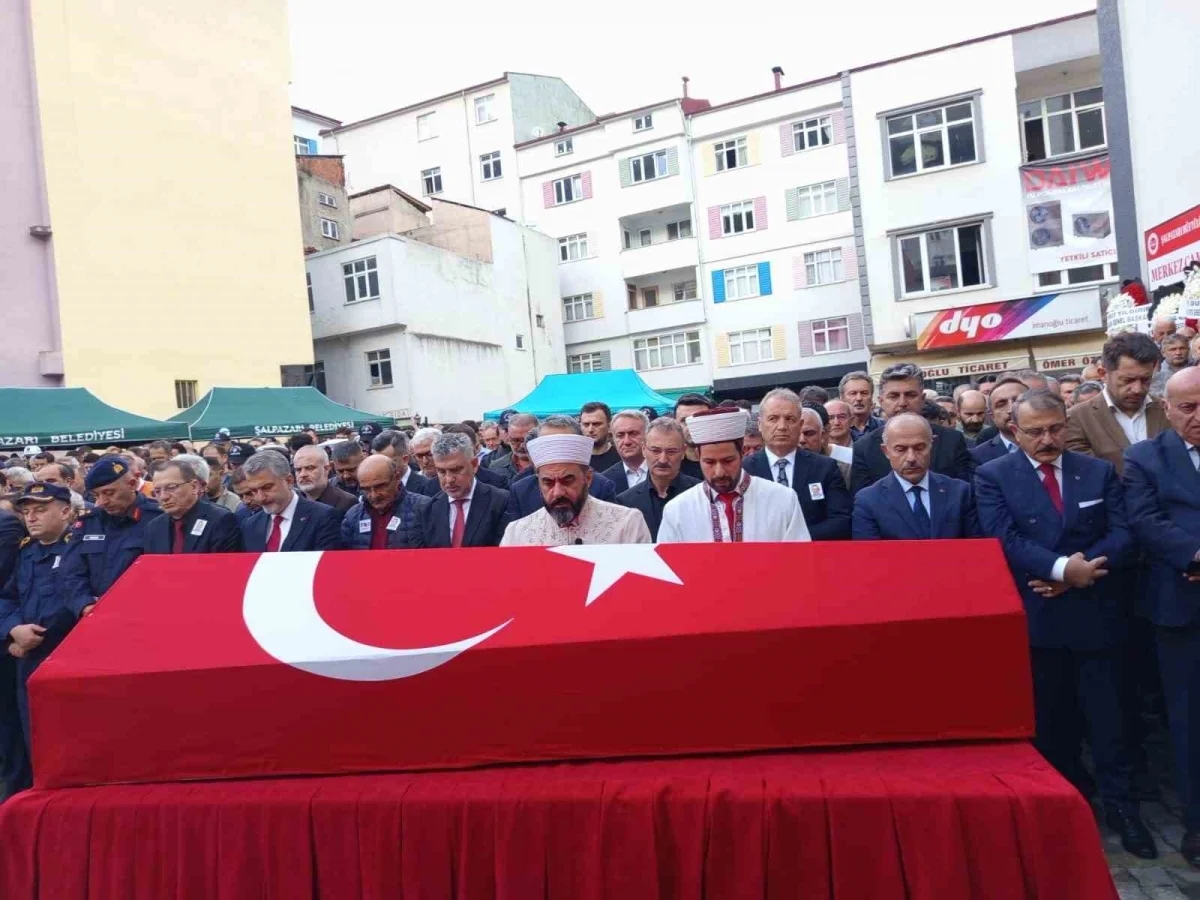 Trabzon'da kalp krizi geçiren polis memuru Şahin Sağlam son yolculuğuna uğurlandı 1