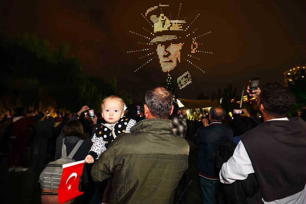 Manisa'da 1000 drone ile gökyüzüne Atatürk portresi işlendi 1