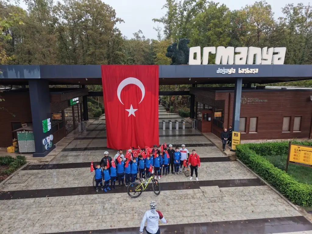 Türk bayrağı Kartepe'de elden ele zirveye taşındı 3