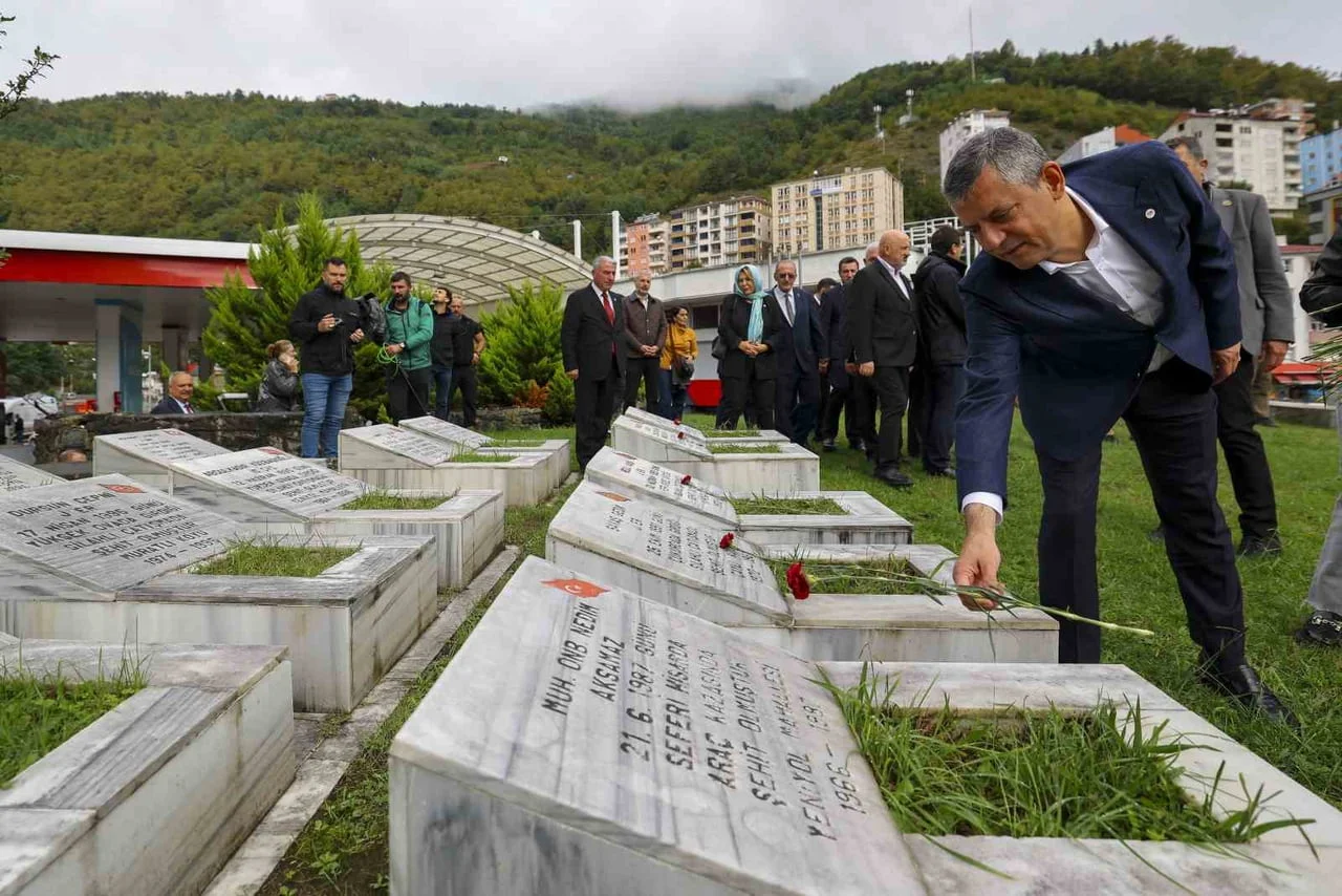 YENİ PARTİ GENEL BAŞKANI ÖZGÜR ÖZEL, ARTVİN BORÇKA GARNİZON ŞEHİTLİĞİ’Nİ VE 18. DÖNEM MİLLETVEKİLİ...