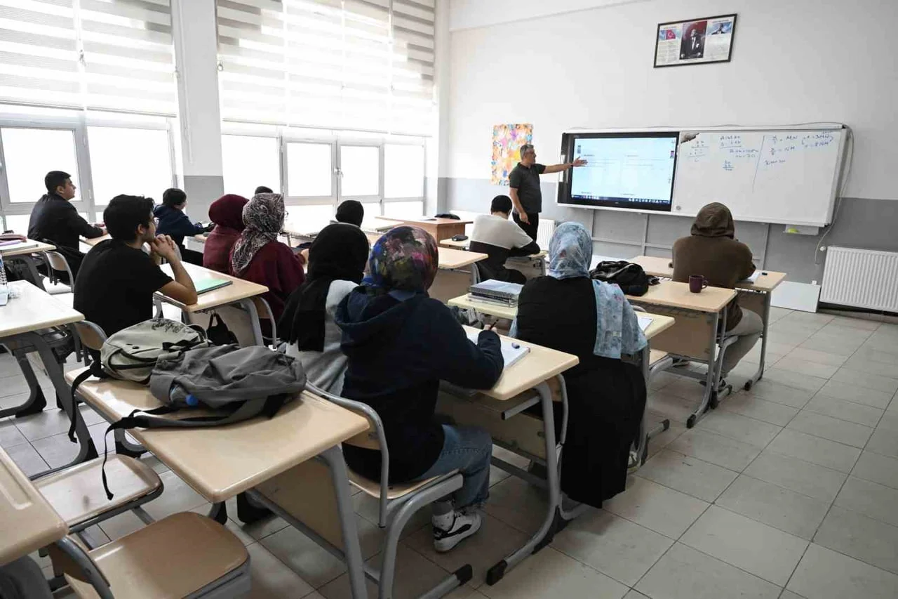 KERNEK KÜLLİYESİ’NDE 200 ÖĞRENCİ ÜNİVERSİTEYE HAZIRLANIYOR
