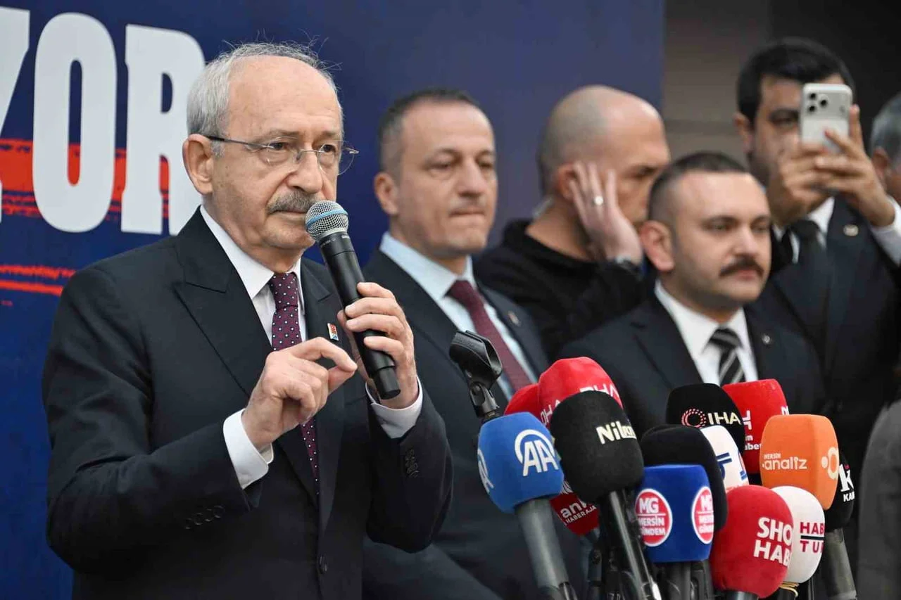 CHP GENEL BAŞKANI KEMAL KILIÇDAROĞLU, MERSİN BÜYÜKŞEHİR BELEDİYESİ ÖNÜNDE TOPLANAN KALABALIĞA...