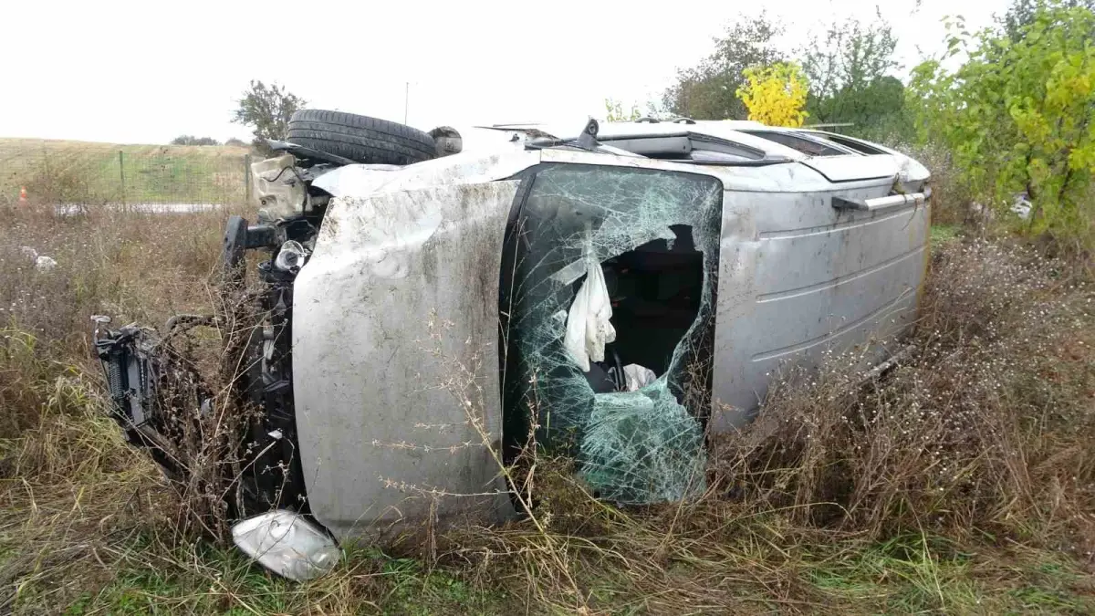 Kastamonu'da kayganlaşan yolda şarampole yuvarlanan hafif ticari araçtaki 3 kişi yaralandı 1