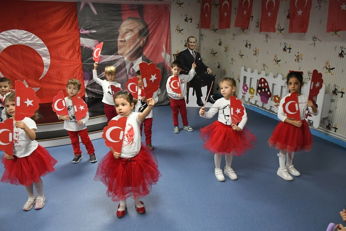 Kuşadası'nda miniklerden Cumhuriyet Bayramı kutlaması 2