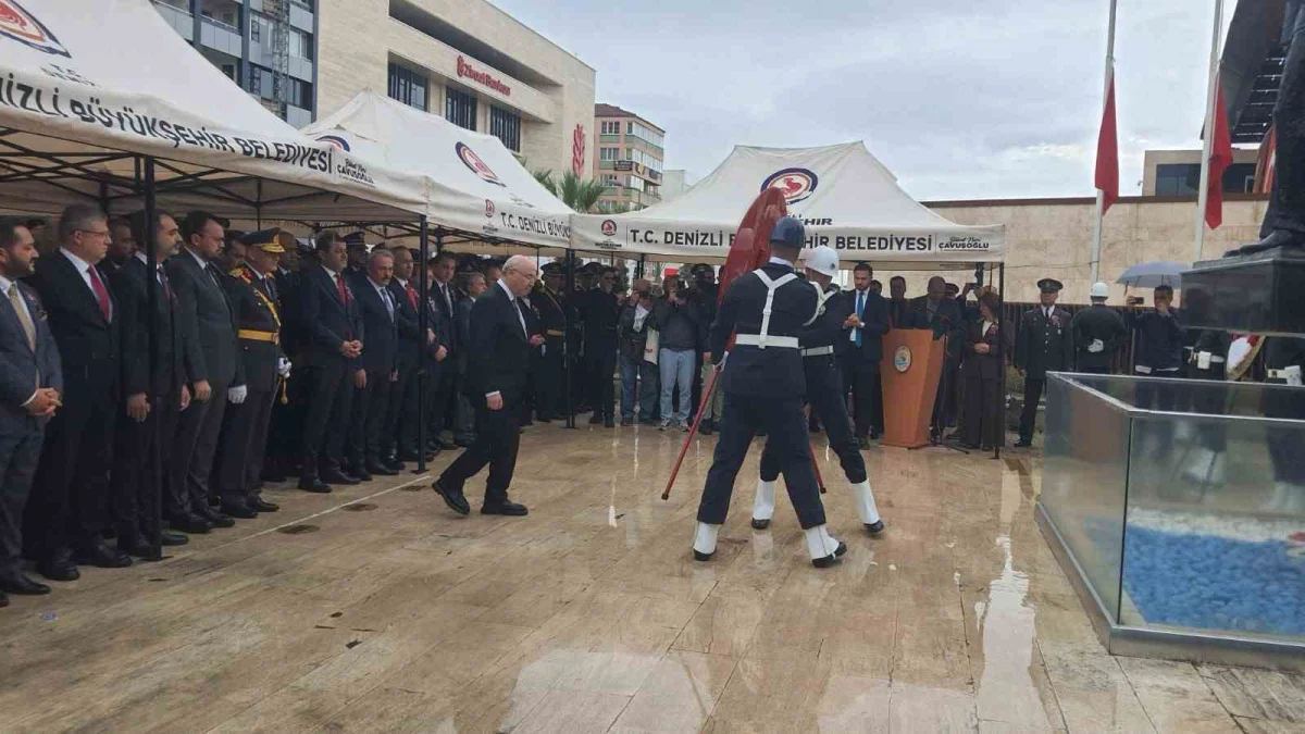 Denizli'de Cumhuriyet Bayramı kutlamaları çelenk sunumuyla başladı 4