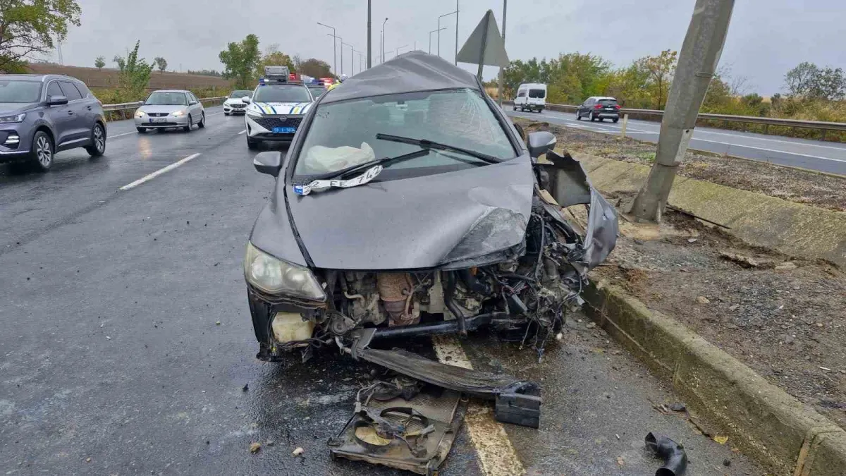 Tekirdağ'da yağış nedeniyle savrulan otomobil 3 direğe çarptı 2
