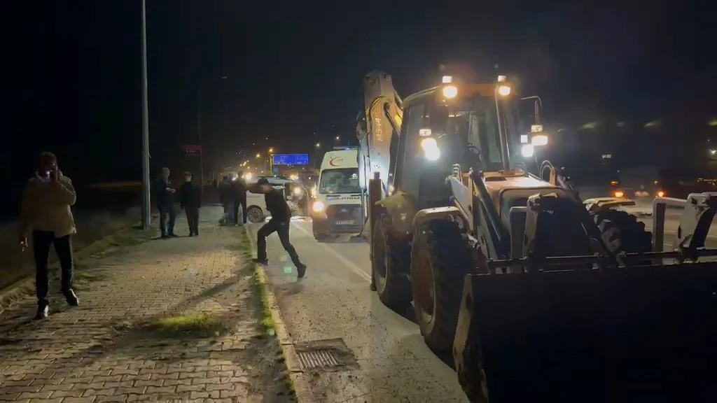 Muş'ta otomobil ile kepçe çarpıştı: 1 yaralı 5