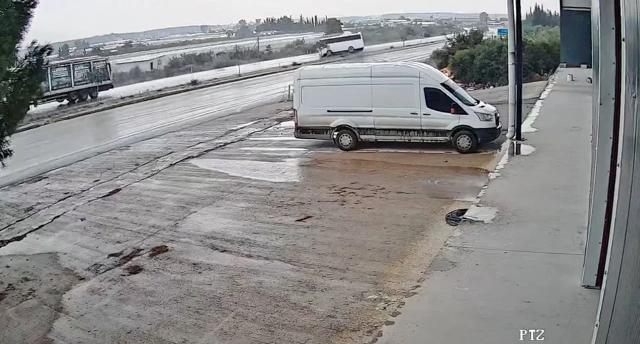 ANTALYA-ISPARTA KARAYOLUNDA YOLCU MİDİBÜS DEVRİLMESİ SONUCU MEYDANA GELEN VE 17 KİŞİ...