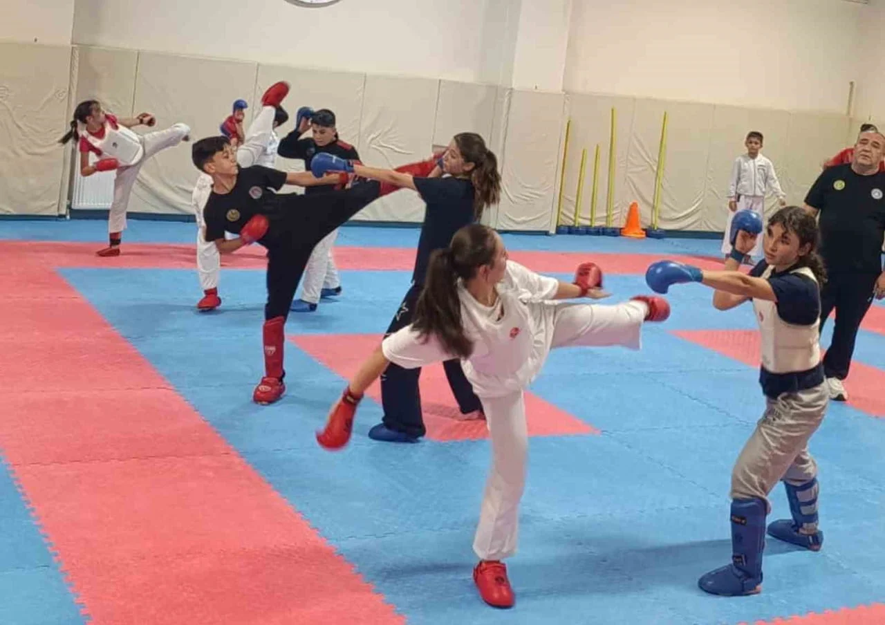 ESKİŞEHİR'DE GENÇ SPORCULAR HAFTANIN 6 GÜNÜNDE DE KARATE ANTRENMANLARINI KARARLILIKLA...
