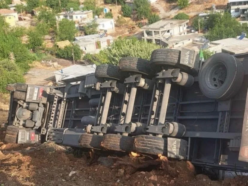ADIYAMAN’DA RAMPADA KONTROLDEN ÇIKARAK DEVRİLEN TIRDA BULUNAN 1 KİŞİ YARALANDI.