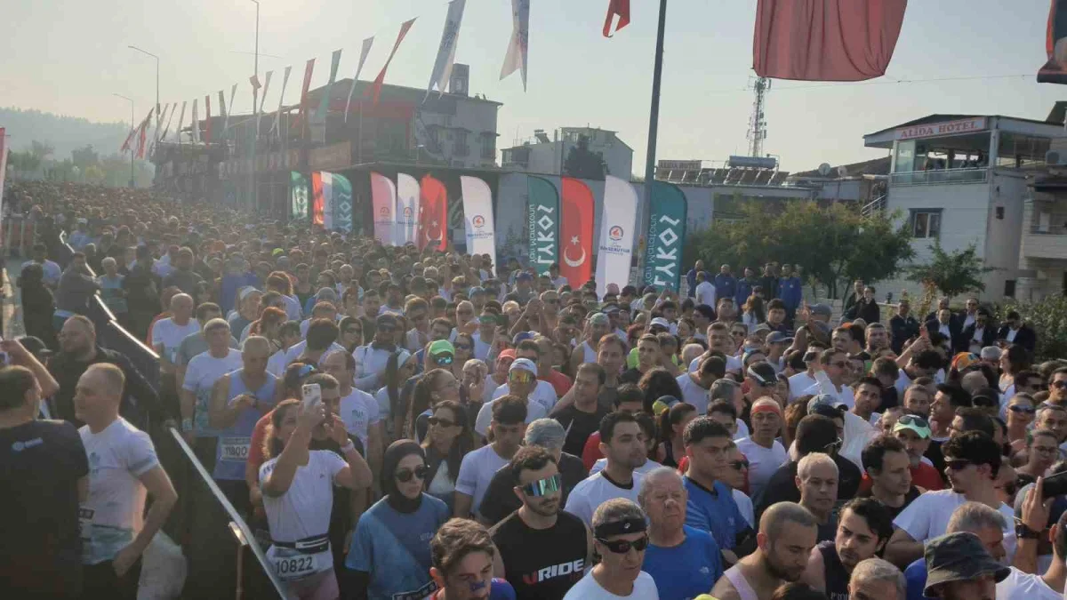 Denizli'de Lykos Yarı Maratonu heyecanı: Binlerce koşucu parkura çıktı 5