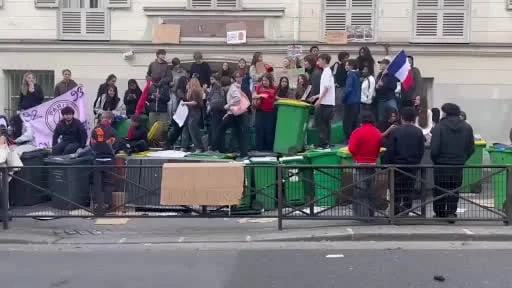 Fransa'da lise öğrencilerin başlattığı protestolar hız kesmeden devam ederken, çok sayıda lisede...