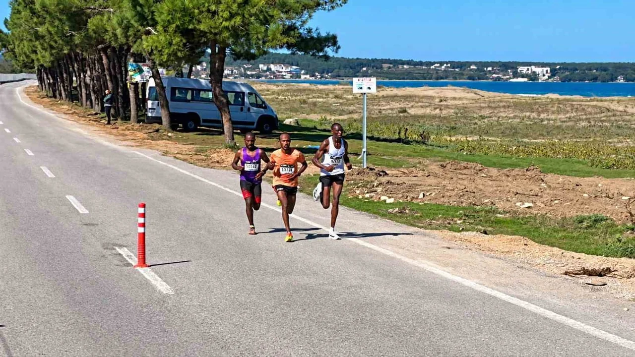 SİNOP’TA İLK KEZ DÜZENLENEN SEV SİNOP YARI MARATONU’NDA SPORCULAR, 21 VE 10 KİLOMETRELİK...