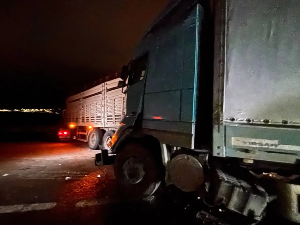 Erzincan-Erzurum kara yolunda tır ve kamyon çarpıştı: 2 yaralı 3