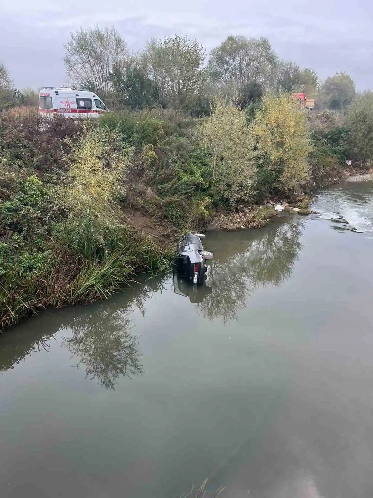 Bolu'da kontrolden çıkan otomobil dereye uçtu 5