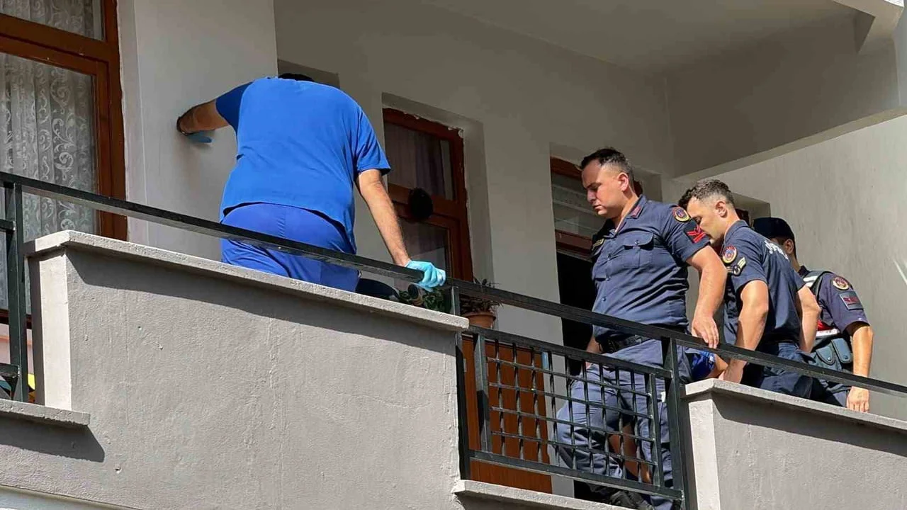 ALANYA İLÇESİNDE ÇIKAN KAVGADA KIZ KARDEŞİNİ BALKONDAN ATAN KİŞİ, TABANCAYLA HAYATINA SON...