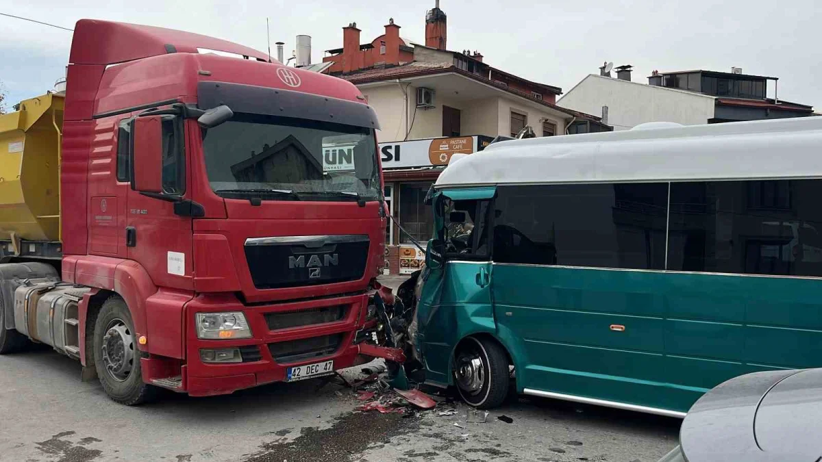 Konya'da hafriyat kamyonu ile minibüs çarpıştı: 10 yaralı 2